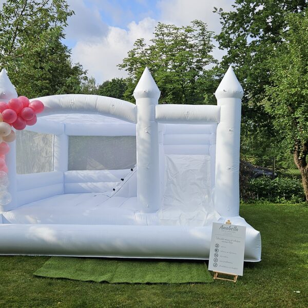 Baltas piepūšamās atrakcijas Baltie torņi