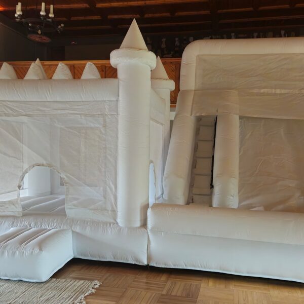 Piepūšamās atrakcijas Mega pils